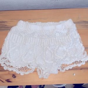 SUPER CUTE WHITE LACE SHORTS SIZE SMALL BOHO